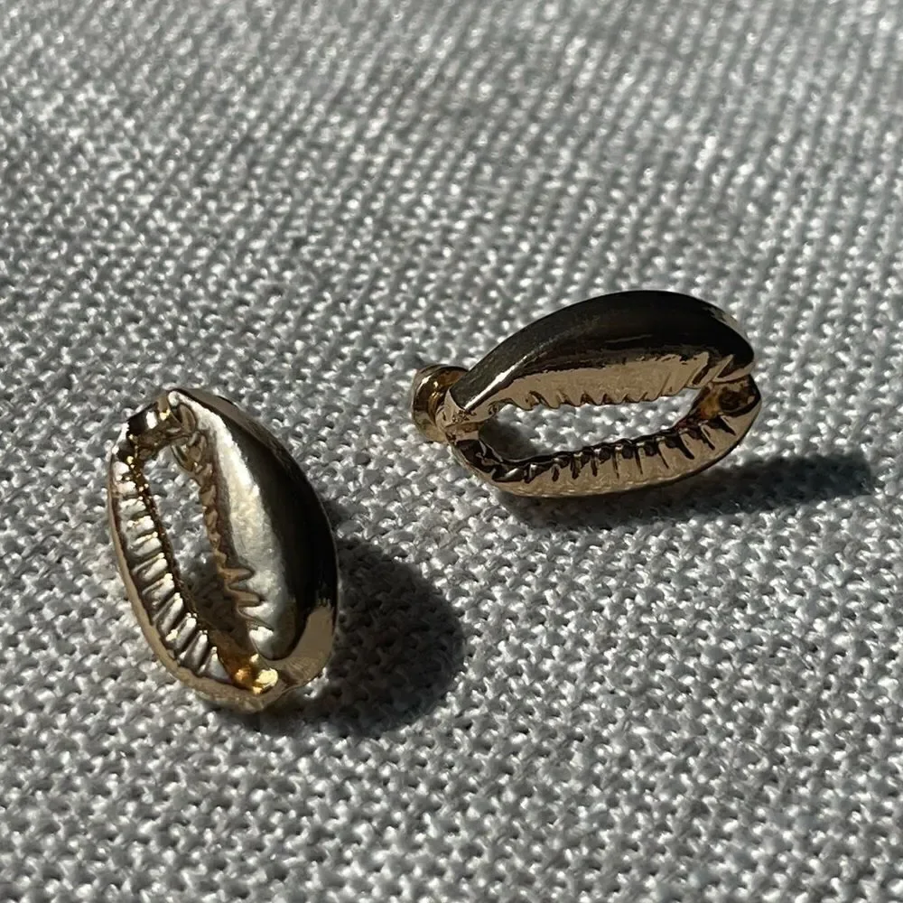 🌊 GOLD TONE COWRIE SHELL STUD EARRINGS 🌊 - Picture 3 of 6